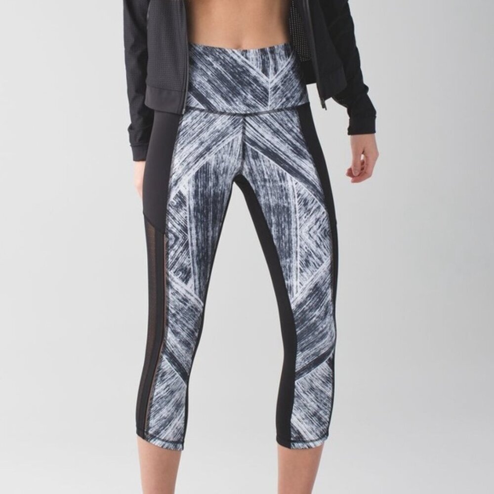 Lululemon Hot To Street Crop Heat Wave White Black Capri Leggings Size 4